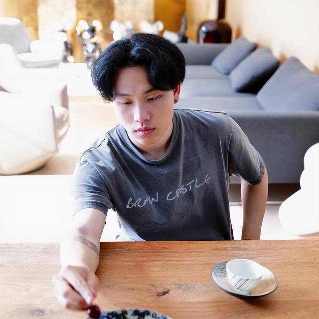 陈坤的儿子已成年<strong></p>
<p>btc汇率</strong>，容貌开始显现母亲的基因，像谁可以认得出吗？