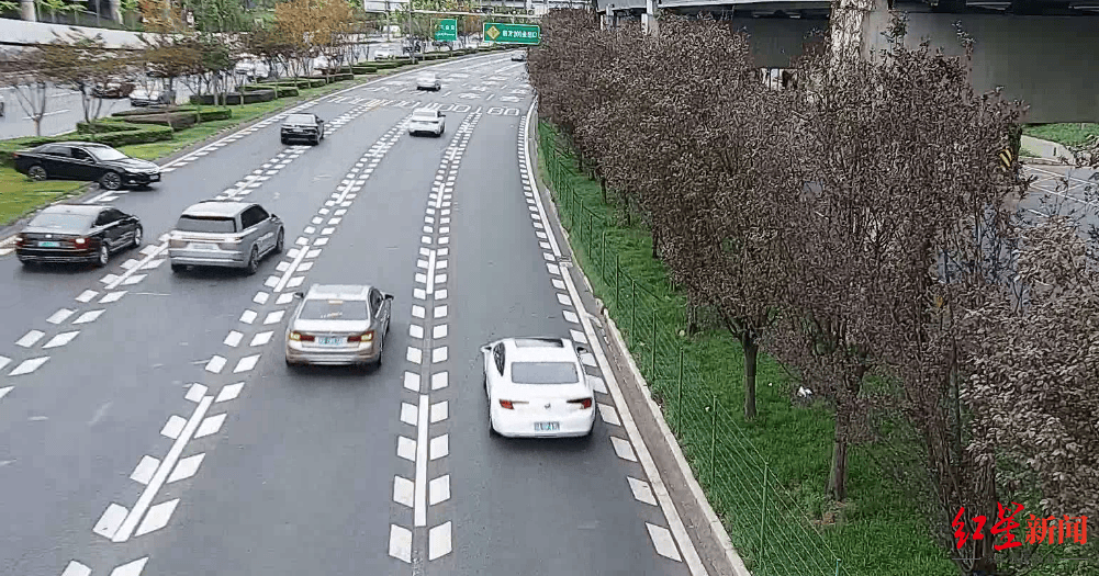 成都三环主路惊现小轿车跨过隔离带掉头<strong></p>
<p>btc实时</strong>，原来是司机酒驾走错路……