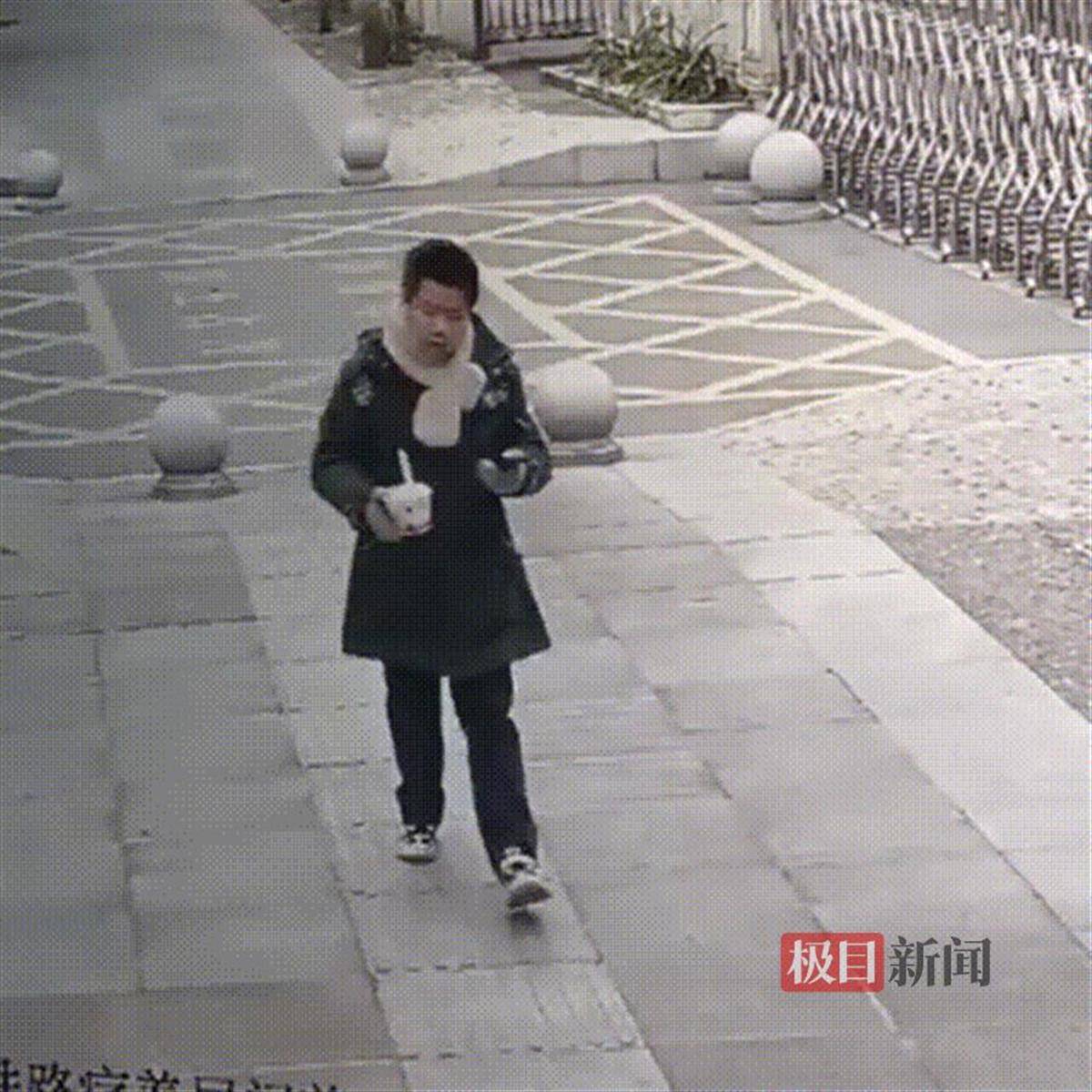 湖北咸宁一学生放学路上捡到手机交给警方<strong></p>
<p>btc走势图</strong>，民警和失主进校给他送“大礼包”