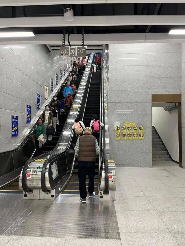 广州出现“超迷你”地铁口<strong></p>
<p>btc走势图</strong>，仅容两人并排走