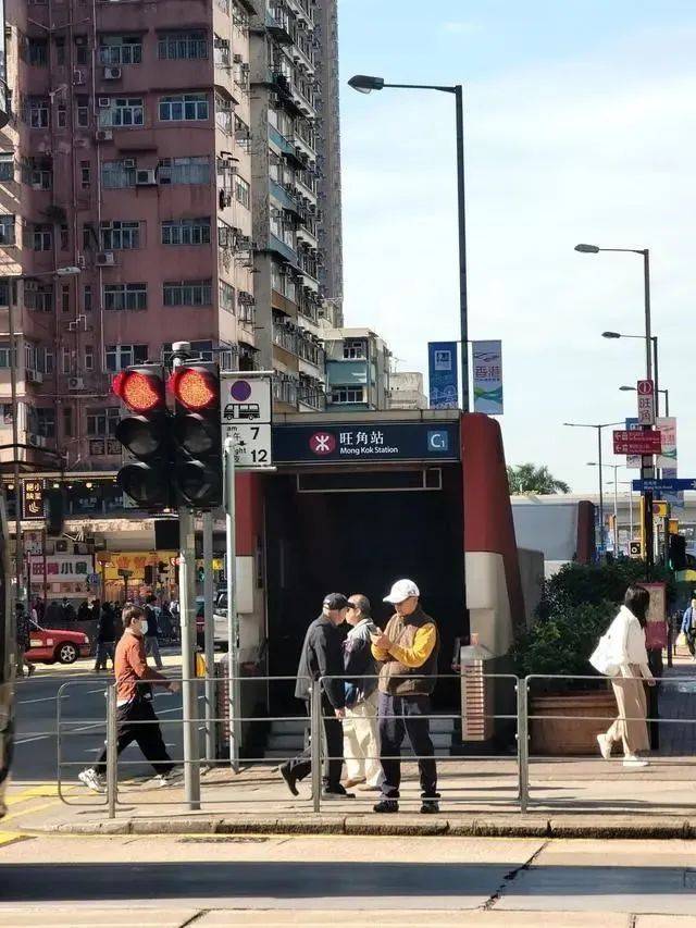 广州出现“超迷你”地铁口<strong></p>
<p>btc走势图</strong>，仅容两人并排走