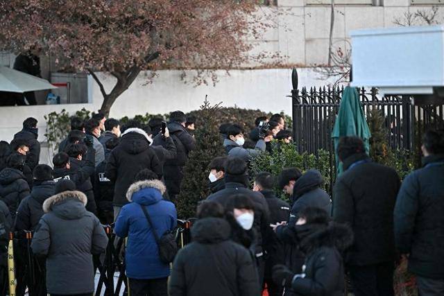 尹锡悦命运迎来转折？11000人聚集总统官邸外<strong></p>
<p>btc网站</strong>，在野党棋差一招