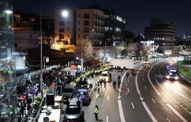 尹锡悦命运迎来转折？11000人聚集总统官邸外<strong></p>
<p>btc网站</strong>，在野党棋差一招