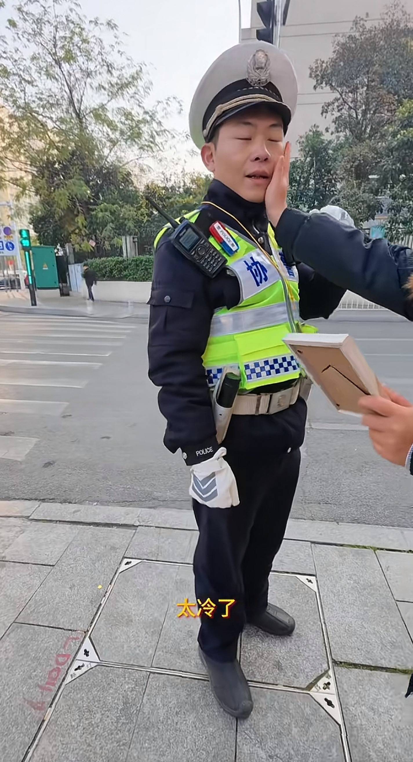 “原来你这么棒啊！”长沙协警执完勤被妻子宠溺“摸脸杀”<strong></p>
<p>btc网站</strong>，摄影师拍下幸福一刻