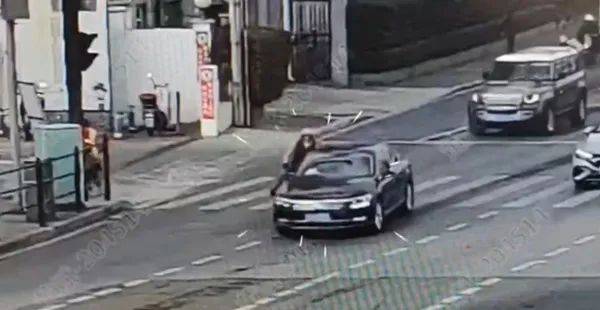 上海突发！轿车疾驰而来<strong></p>
<p>btc网站</strong>，加速过弯，带倒骑车女子，警方：司机全责