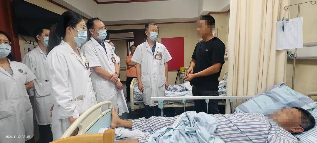 广州一“老酒鬼”路边捡到宝<strong></p>
<p>btc比特币钱包</strong>，笑着笑着倒下了……