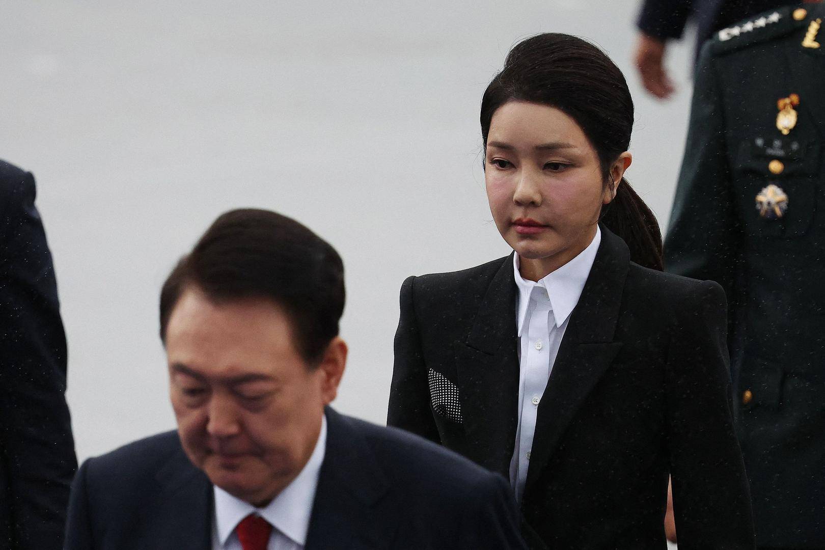 韩议员：金建希仍在总统官邸<strong></p>
<p>btc比特币钱包</strong>，“脸色很难看”，尹锡悦说她最近“吃不下东西”