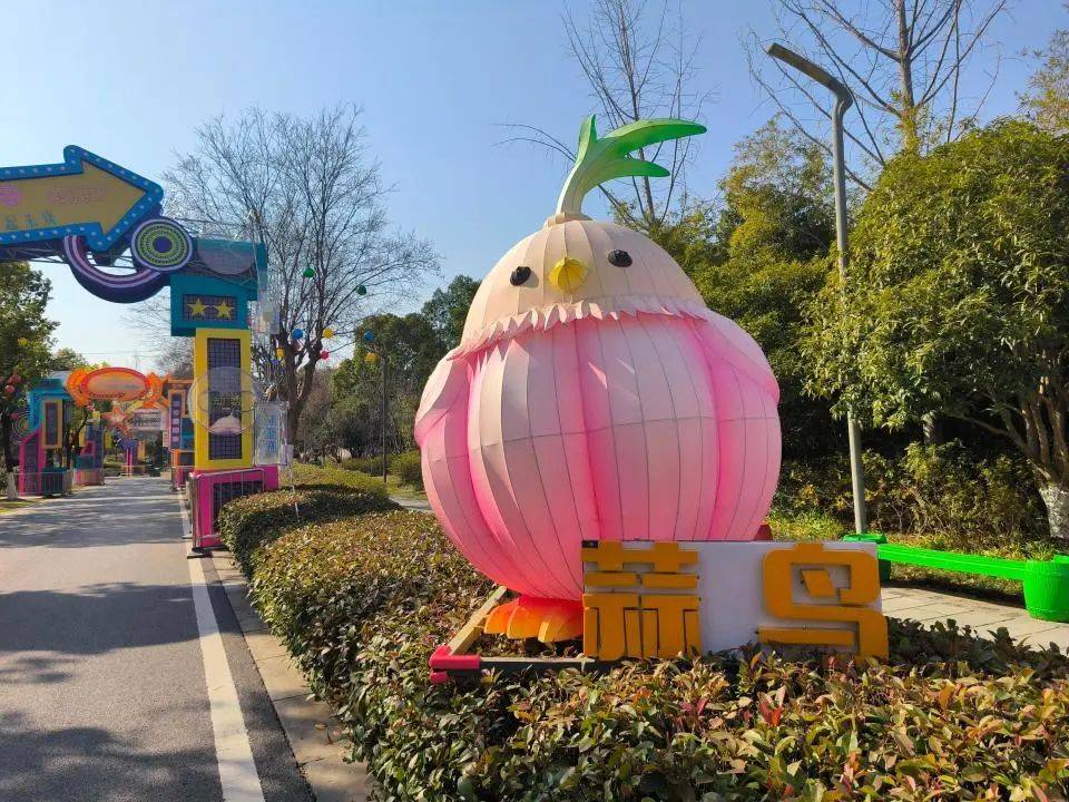 武汉一景区的“蒜鸟灯”走红<strong></p>
<p>btc计算器</strong>，还有“武汉话段位”
