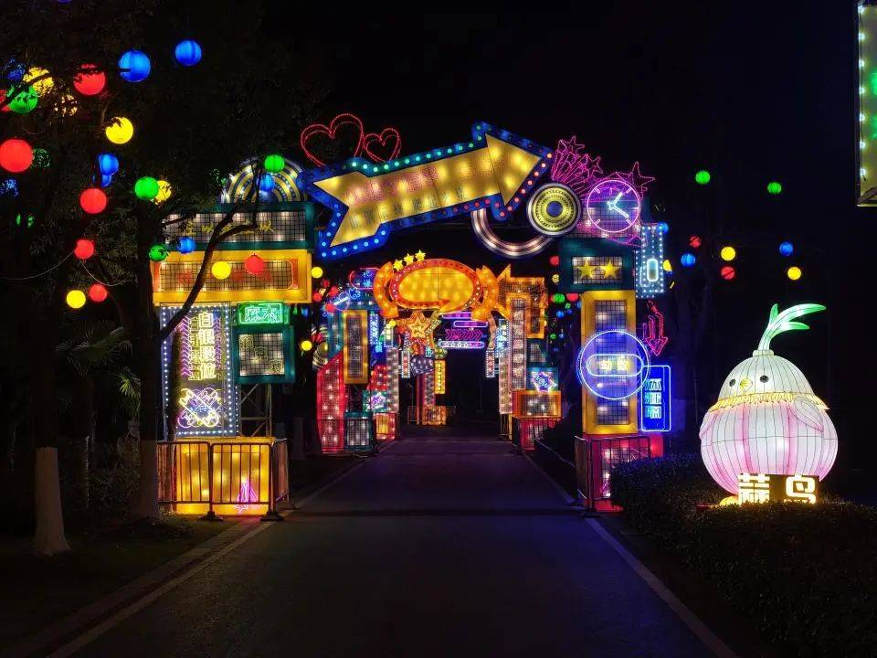 武汉一景区的“蒜鸟灯”走红<strong></p>
<p>btc计算器</strong>，还有“武汉话段位”