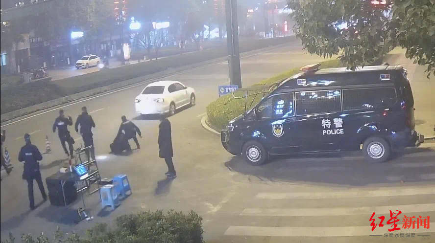 男子车内放疑似枪支遇检查强行冲卡致一辅警被拖行受伤<strong></p>
<p>BTC番号</strong>，已被抓获！“枪支”正在鉴定