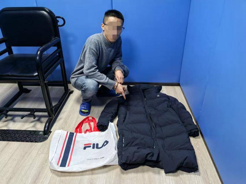 快过年<strong></p>
<p>btc钱包下载</strong>了 男子返乡前偷走前同事新买的品牌羽绒服 被北京铁警刑事拘留