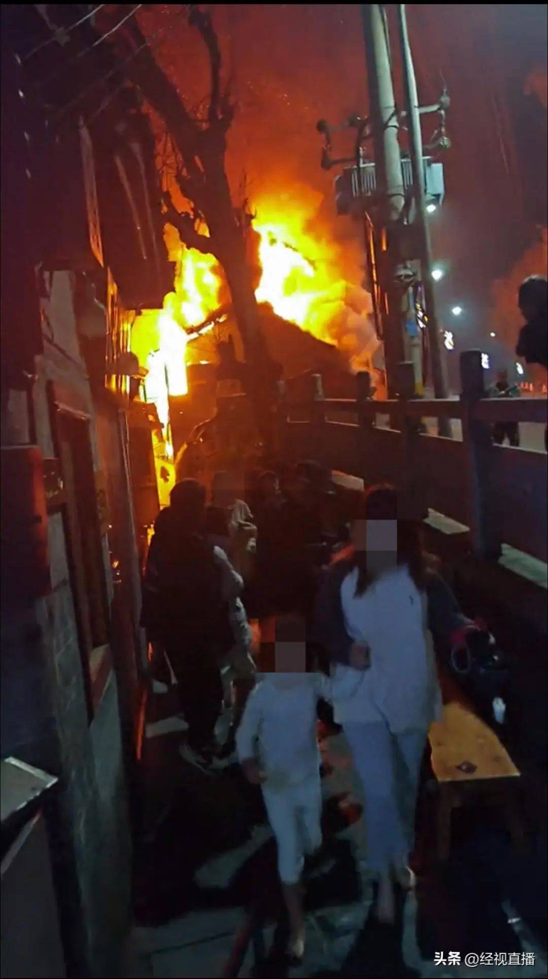 凤凰古城一建筑深夜起火：有游客穿睡衣逃生<strong></p>
<p>btc种子</strong>，当地多部门调查