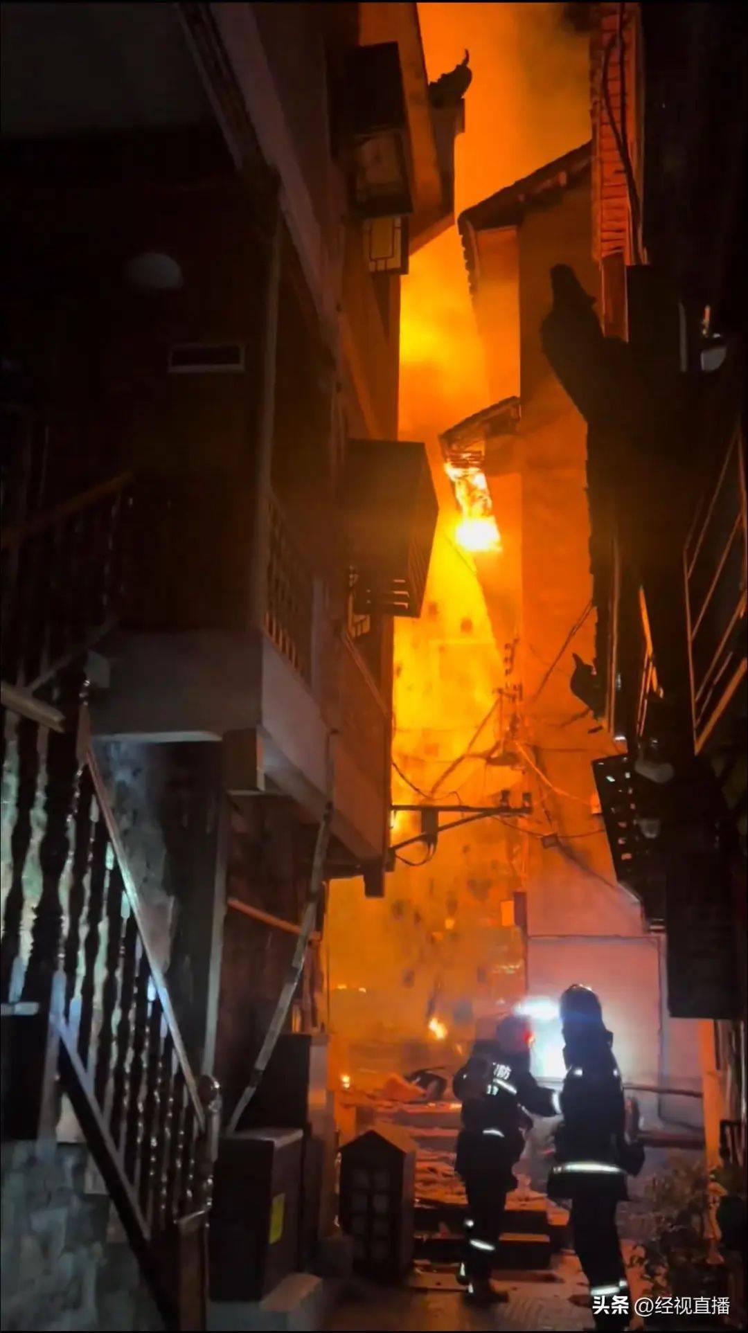 凤凰古城一建筑深夜起火：有游客穿睡衣逃生<strong></p>
<p>btc种子</strong>，当地多部门调查