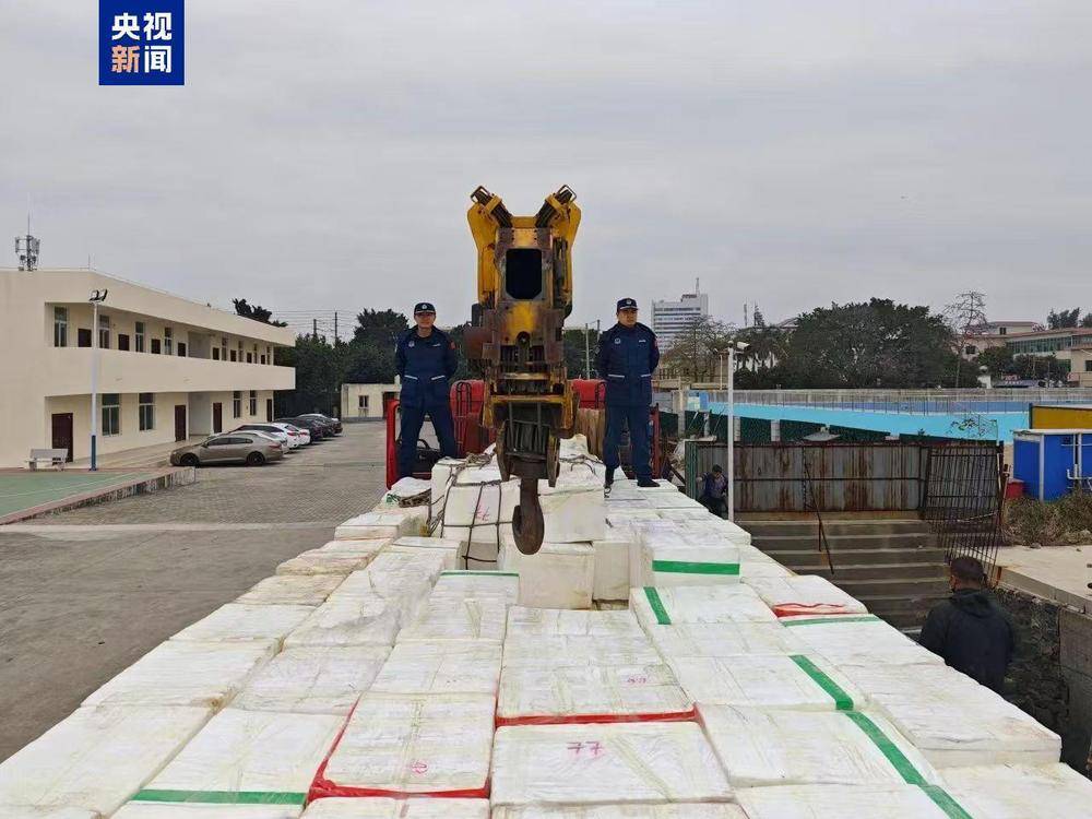 共计4.13吨<strong></p>
<p>btc兑换</strong>！广西北海海警查获一起涉嫌走私水果案
