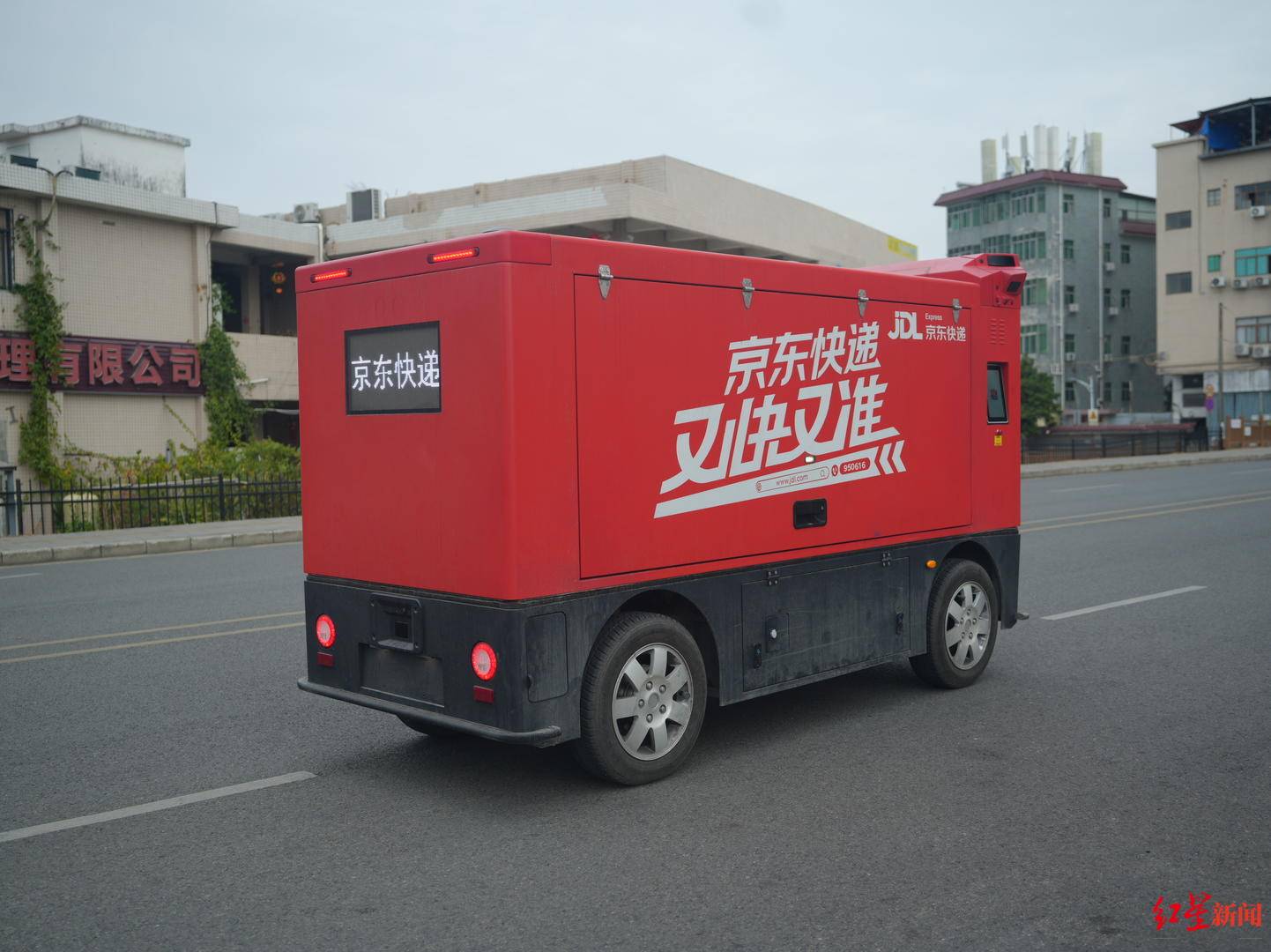 成都无人配送车越来越多：快递员不怕“抢饭碗”<strong></p>
<p>btc兑换</strong>，路权成普及关键