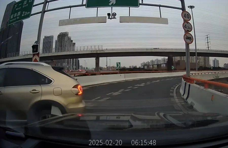 离谱！事发上海高架<strong></p>
<p>btc矿池官网</strong>，一SUV开错路，竟原地掉头逆行