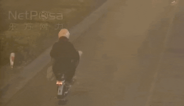 上海一女子边骑车边“洒钱”<strong></p>
<p>btc矿池官网</strong>，刚发的7700元工资都没了！自己还没发现