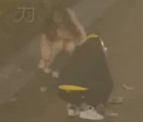 上海一女子边骑车边“洒钱”<strong></p>
<p>btc矿池官网</strong>，刚发的7700元工资都没了！自己还没发现