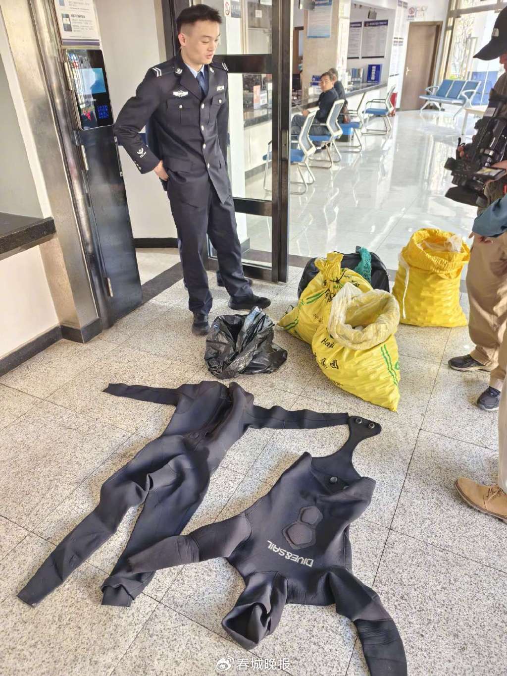 3人穿潜水服偷捞高尔夫球<strong></p>
<p>btc矿池官网</strong>，警方用时4小时人赃并获