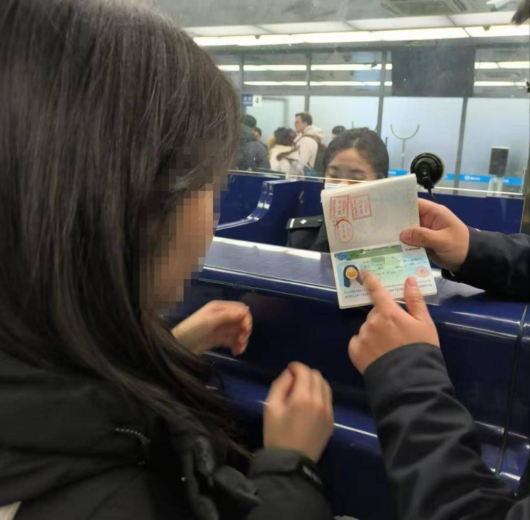 别因“颜值”误大事！用贴纸遮挡护照照片<strong></p>
<p>btc钱包教程</strong>，或被拒绝入境