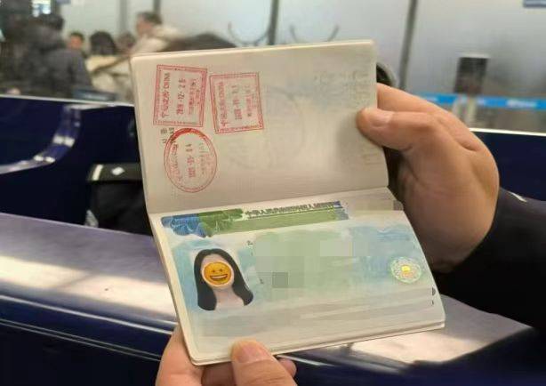 别因“颜值”误大事！用贴纸遮挡护照照片<strong></p>
<p>btc钱包教程</strong>，或被拒绝入境