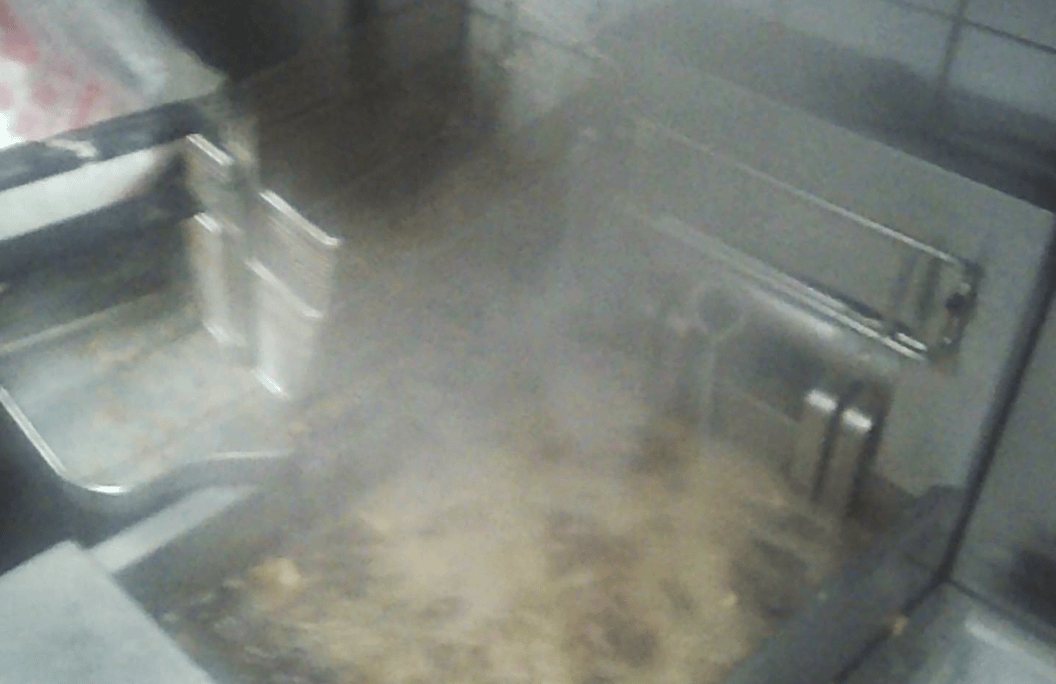卧底华莱士两家门店：过期食材换签续命<strong></p>
<p>泰达币usdt支付入金通道</strong>，炸油酸价超标易引腹泻