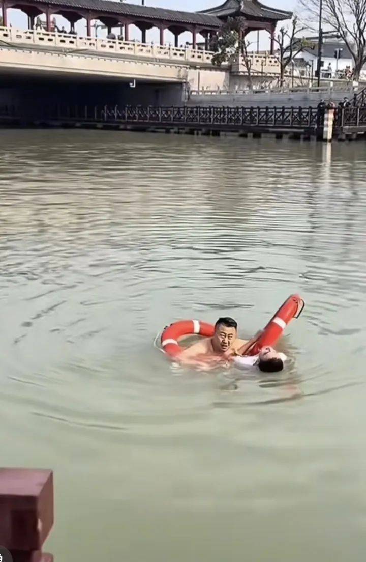 山东大哥到苏州出差<strong></p>
<p>泰达币今日行情</strong>，刚下火车20分钟跳河救人