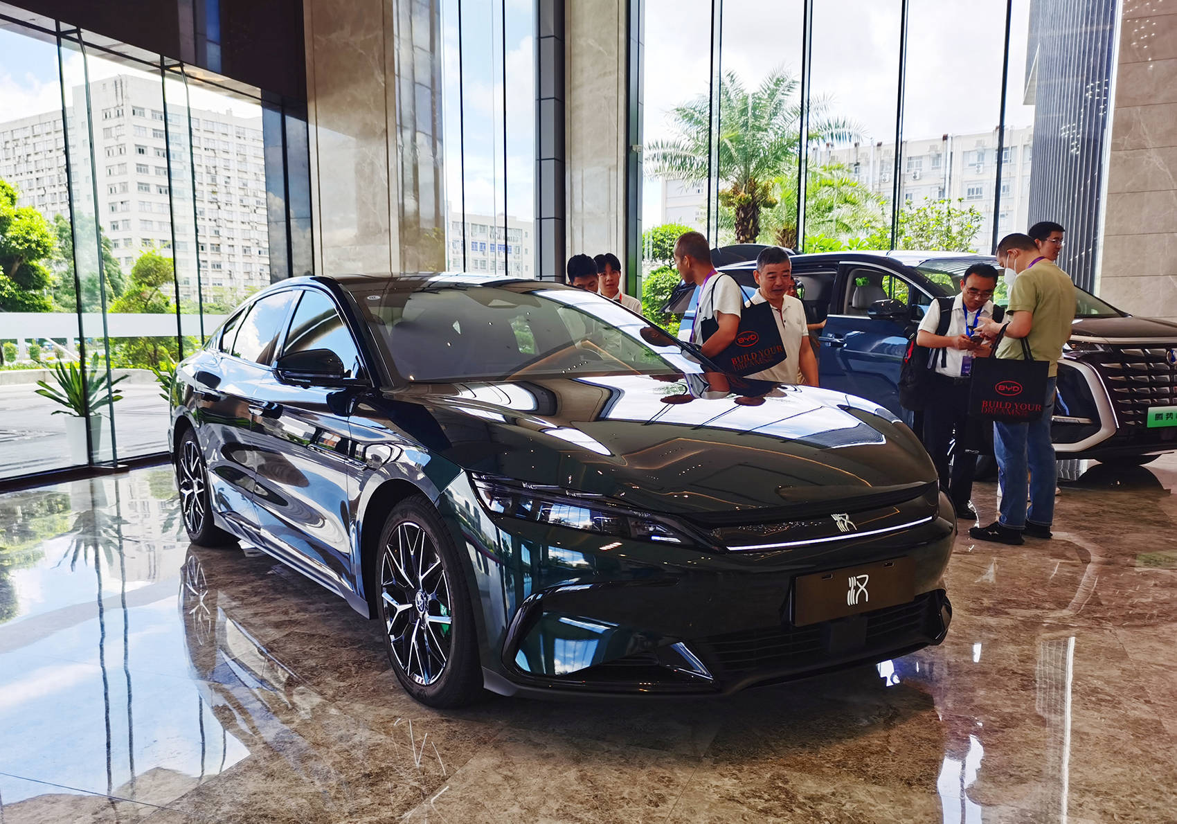营收7771亿元<strong></p>
<p>泰达币行情</strong>，超越特斯拉！刚刚，比亚迪炸裂发布：拟派现超120亿元