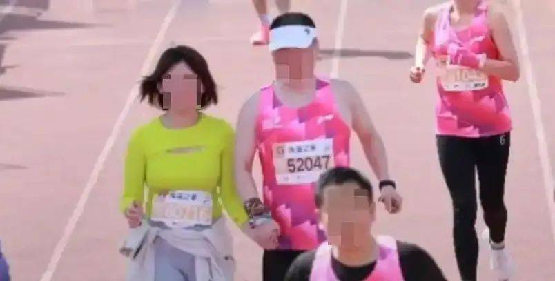 董事长手牵年轻女子参加马拉松被拍到<strong></p>
<p>泰达币行情</strong>？A股公司深夜发声→