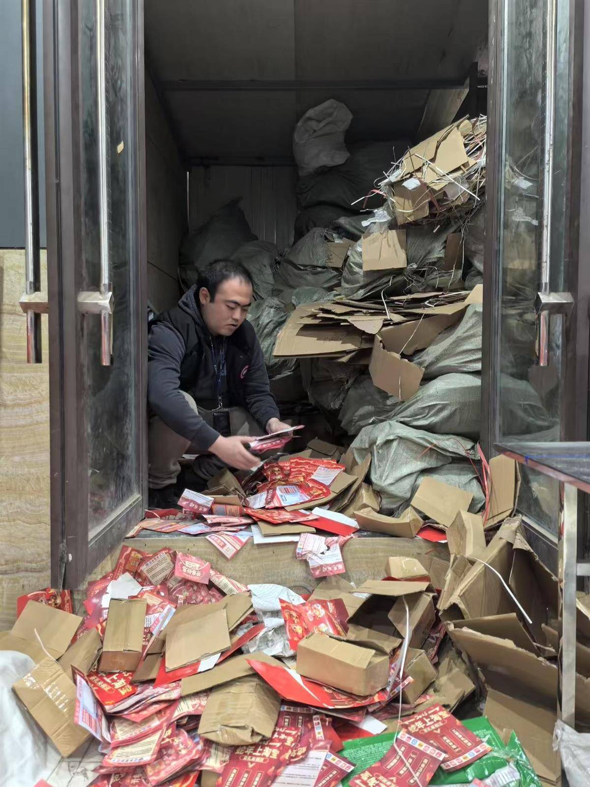 他发出的81万件快递全是电诈卡片<strong></p>
<p>购买usdt</strong>！武汉江岸警方破获特大诈骗案