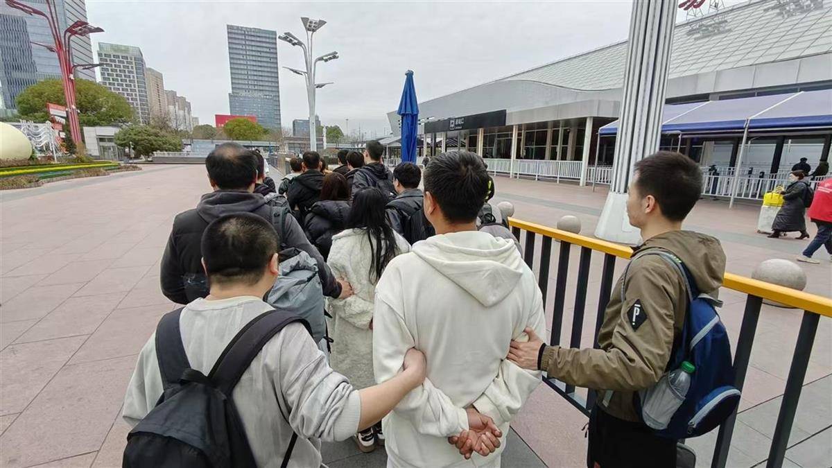 他发出的81万件快递全是电诈卡片<strong></p>
<p>购买usdt</strong>！武汉江岸警方破获特大诈骗案