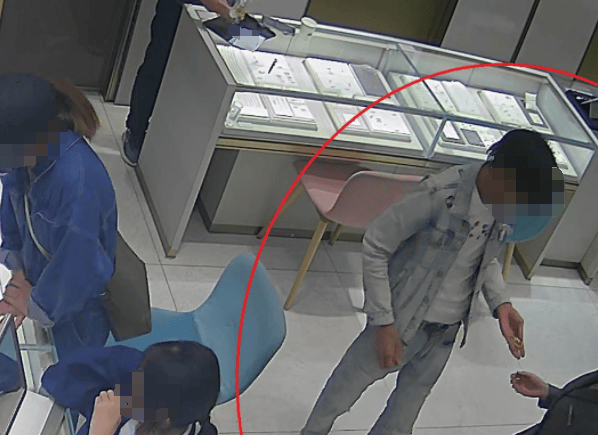 杭州大爷理发金项链不翼而飞<strong></p>
<p>usdt充值</strong>，金属探测器都用上了，谁偷的？