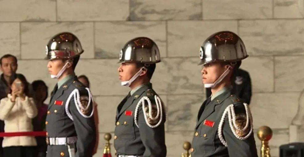 6名台军举五星红旗<strong></p>
<p>usdt兑换</strong>，拒为台独当炮灰，台媒：赖清德卫兵也要投诚