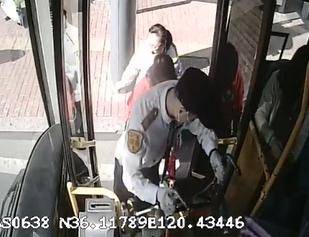 “您和孩子先上车<strong></p>
<p>usdt官网</strong>，车子我来搬! ” 青岛公交司机亲情化服务获点赞