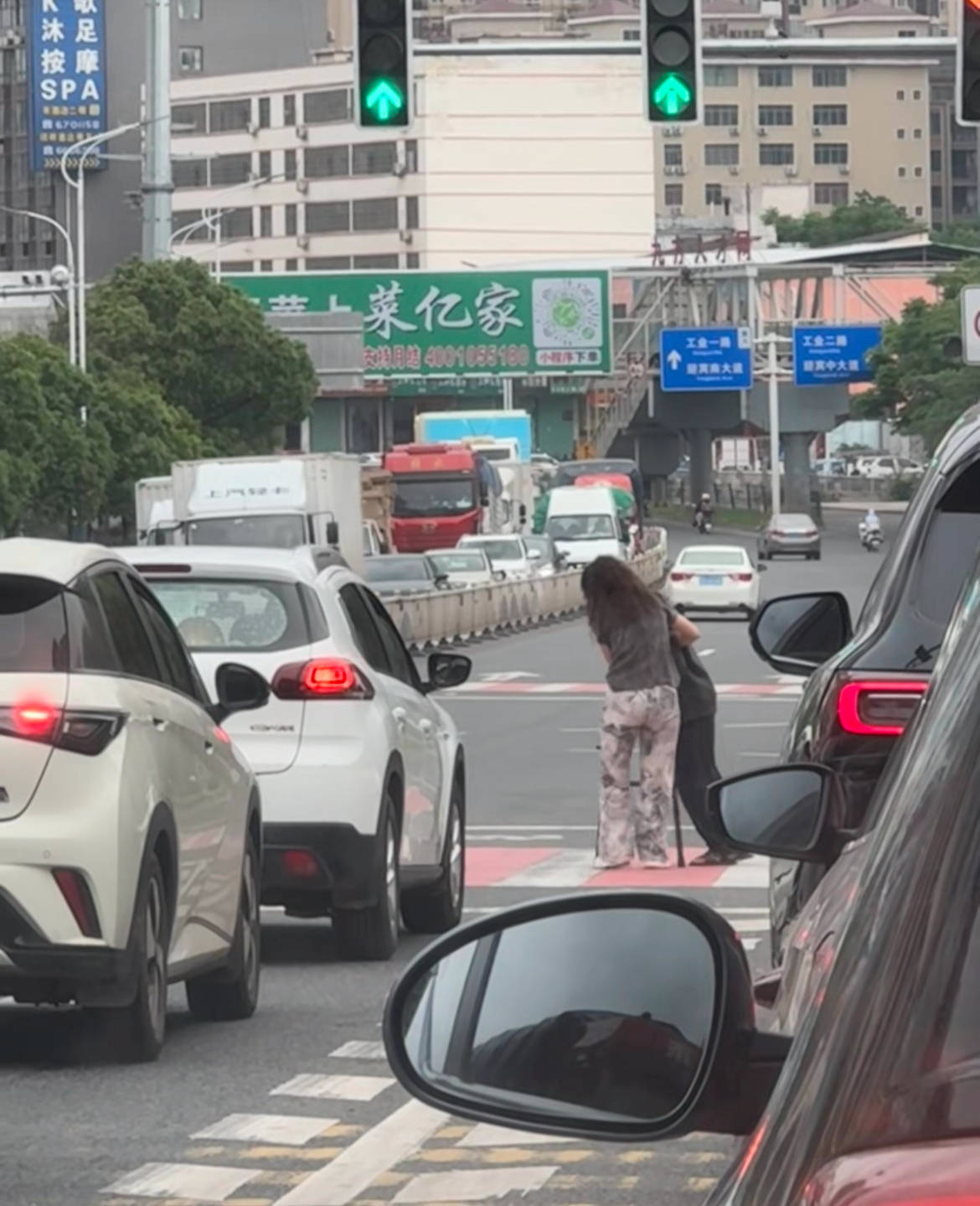 赣州女司机下车搀扶老人过马路<strong></p>
<p>usdt官网</strong>，所有车辆等候4分钟，目击者：静静等待，没人按喇叭