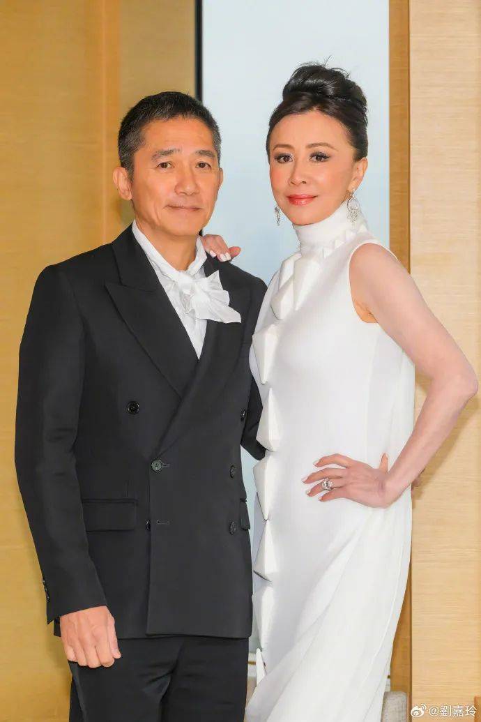刘嘉玲连发10多张梁朝伟照片：他都不知道自己帅<strong></p>
<p>usdt查询</strong>！头发白了也不肯染