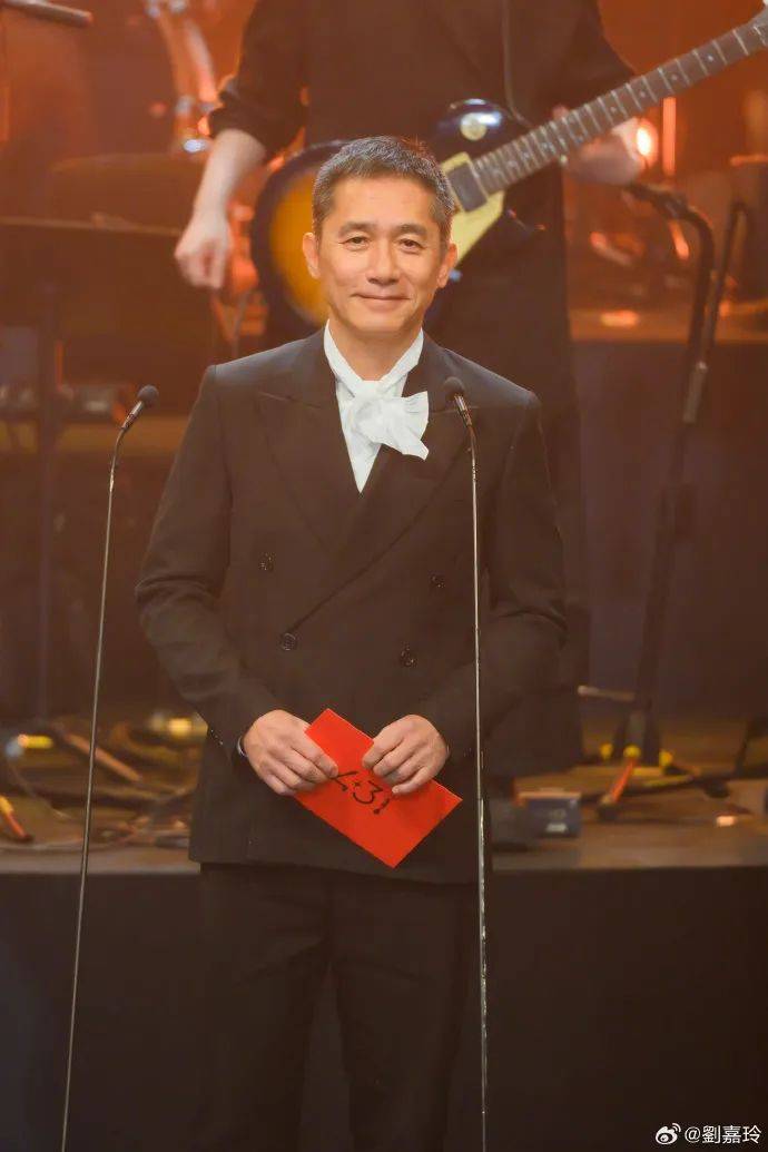 刘嘉玲连发10多张梁朝伟照片：他都不知道自己帅<strong></p>
<p>usdt查询</strong>！头发白了也不肯染