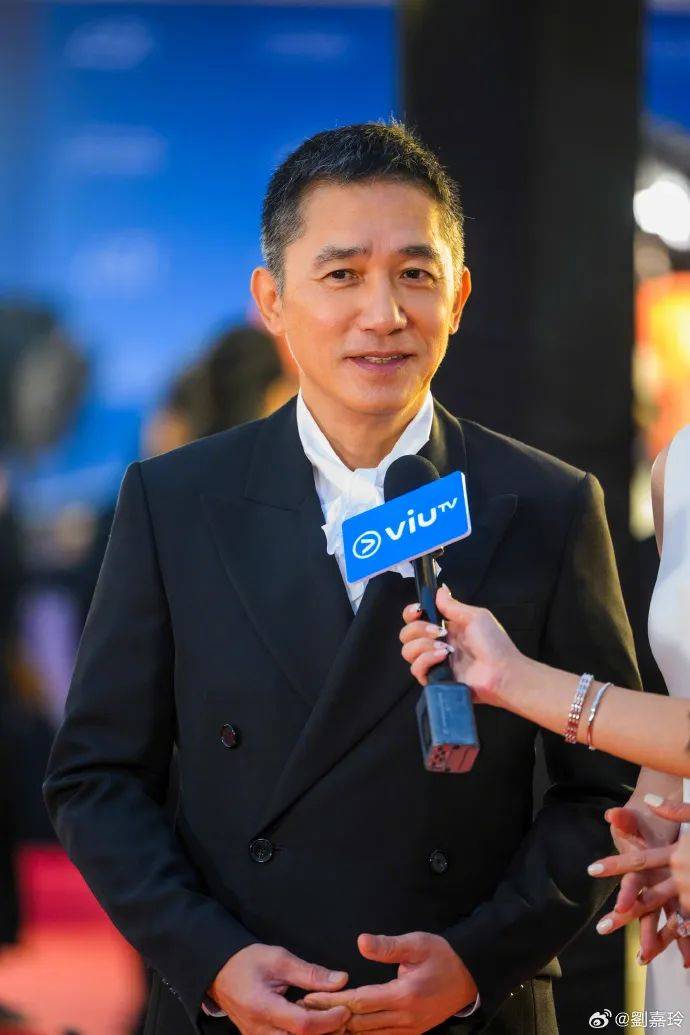 刘嘉玲连发10多张梁朝伟照片：他都不知道自己帅<strong></p>
<p>usdt查询</strong>！头发白了也不肯染