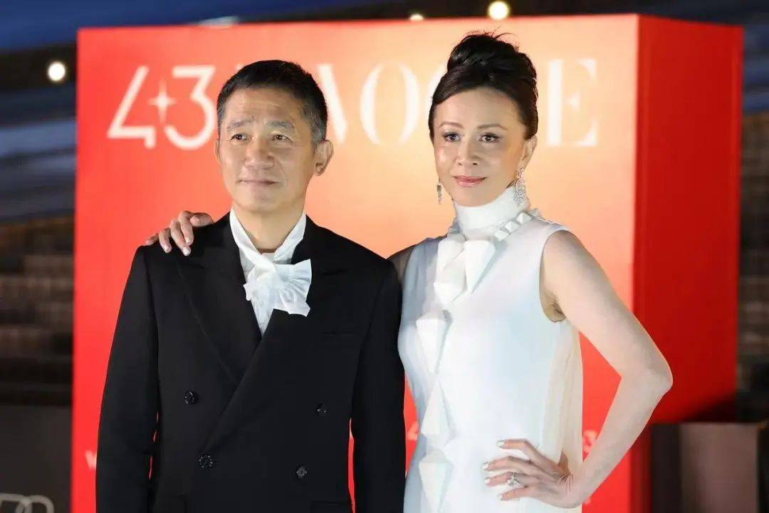 刘嘉玲连发10多张梁朝伟照片：他都不知道自己帅<strong></p>
<p>usdt查询</strong>！头发白了也不肯染