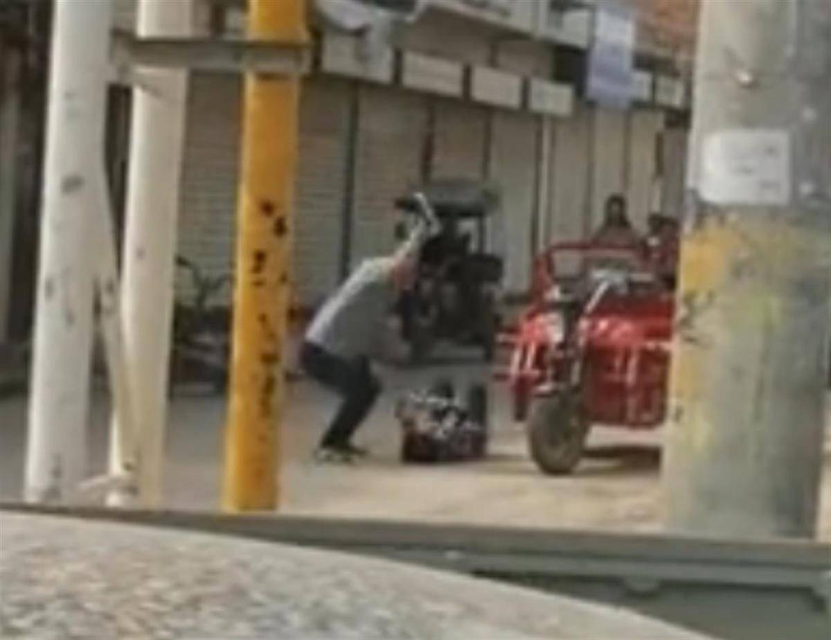 西安一男子当街踢打女子<strong></p>
<p>usdt汇率</strong>，官方：两人系夫妻，因家庭矛盾发生口角