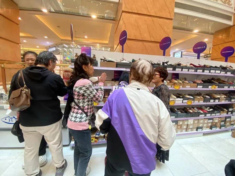 “1800元的出口商品219元拿下”！上海人假期疯狂“捡漏”<strong></p>
<p>usdt暴跌</strong>，这里外贸好东西都卖爆了，新品还将接力上市