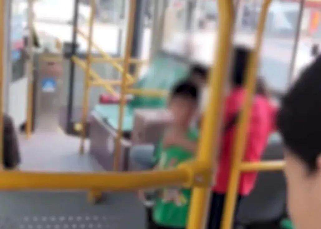 广东一老人带着小孩刷老年卡乘车<strong></p>
<p>usdt币价格</strong>，被司机要求站着？公交公司道歉！