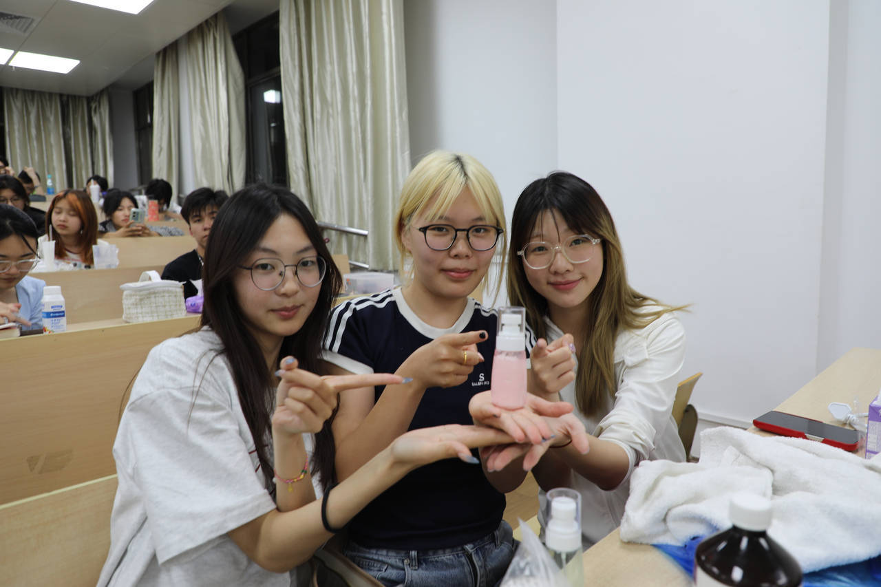 口红、面霜、爽肤水……浙江高校学生DIY纯天然化妆品<strong></p>
<p>usdt搬砖</strong>，这门课一开就是十年