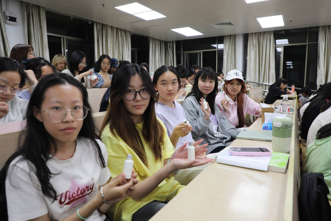口红、面霜、爽肤水……浙江高校学生DIY纯天然化妆品<strong></p>
<p>usdt搬砖</strong>，这门课一开就是十年