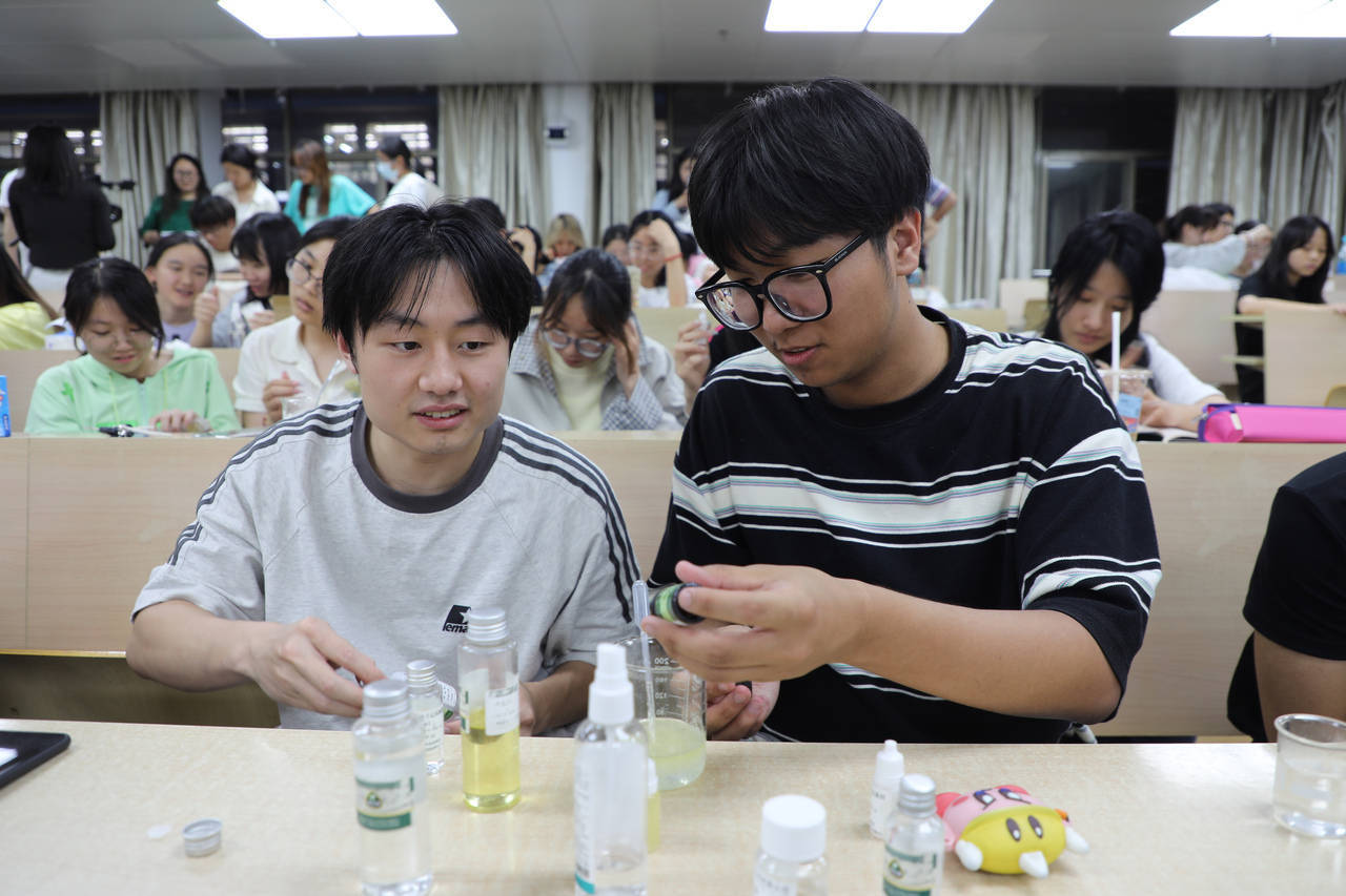 口红、面霜、爽肤水……浙江高校学生DIY纯天然化妆品<strong></p>
<p>usdt搬砖</strong>，这门课一开就是十年