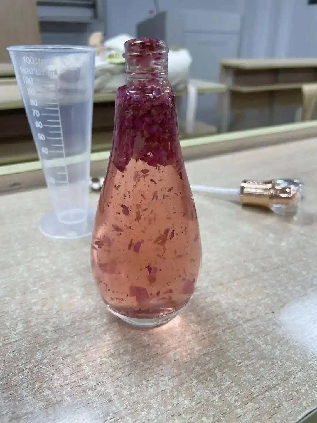 口红、面霜、爽肤水……浙江高校学生DIY纯天然化妆品<strong></p>
<p>usdt搬砖</strong>，这门课一开就是十年