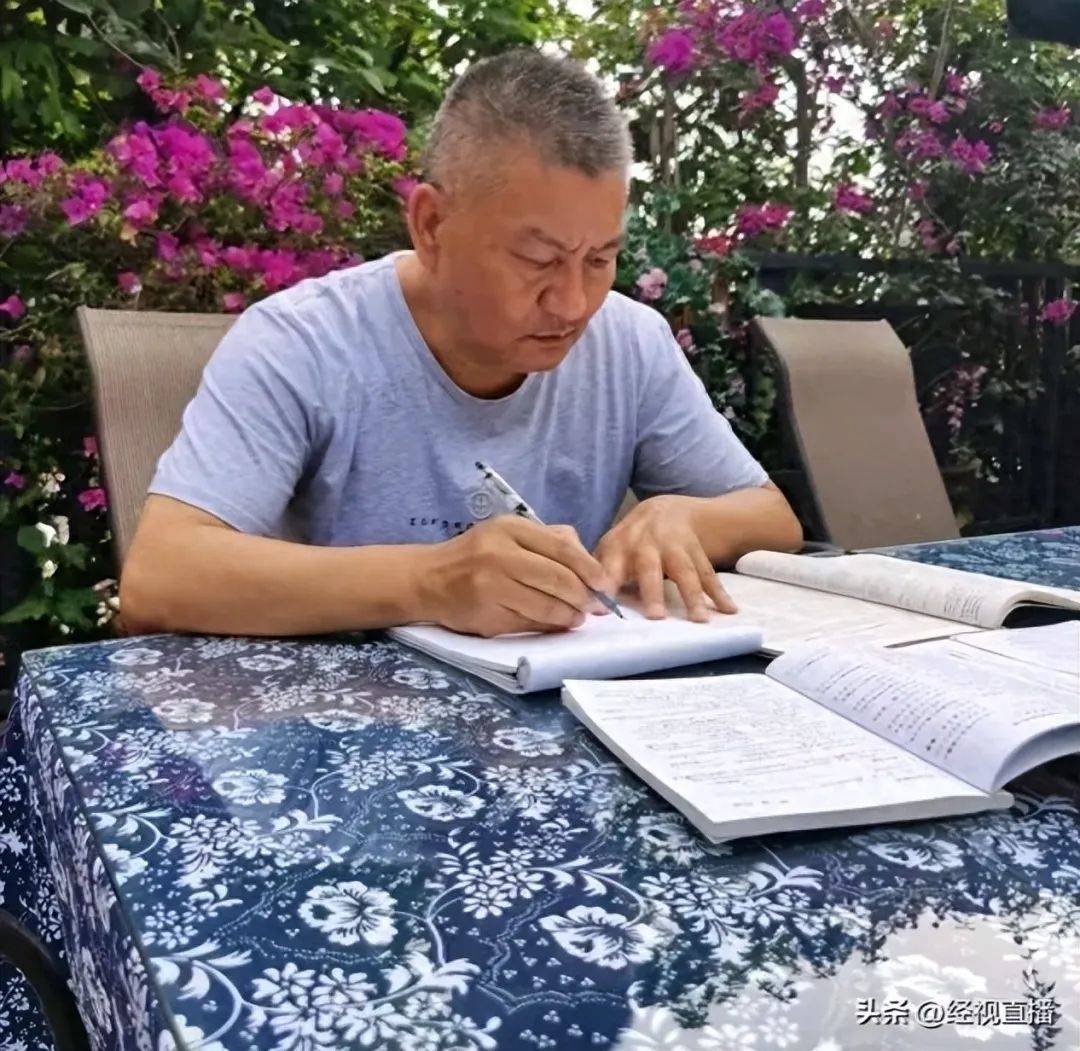58岁梁实备战第29次高考<strong></p>
<p>usdt溢价</strong>，谈多次落榜：31岁已赚100万，也许用光前半生运气