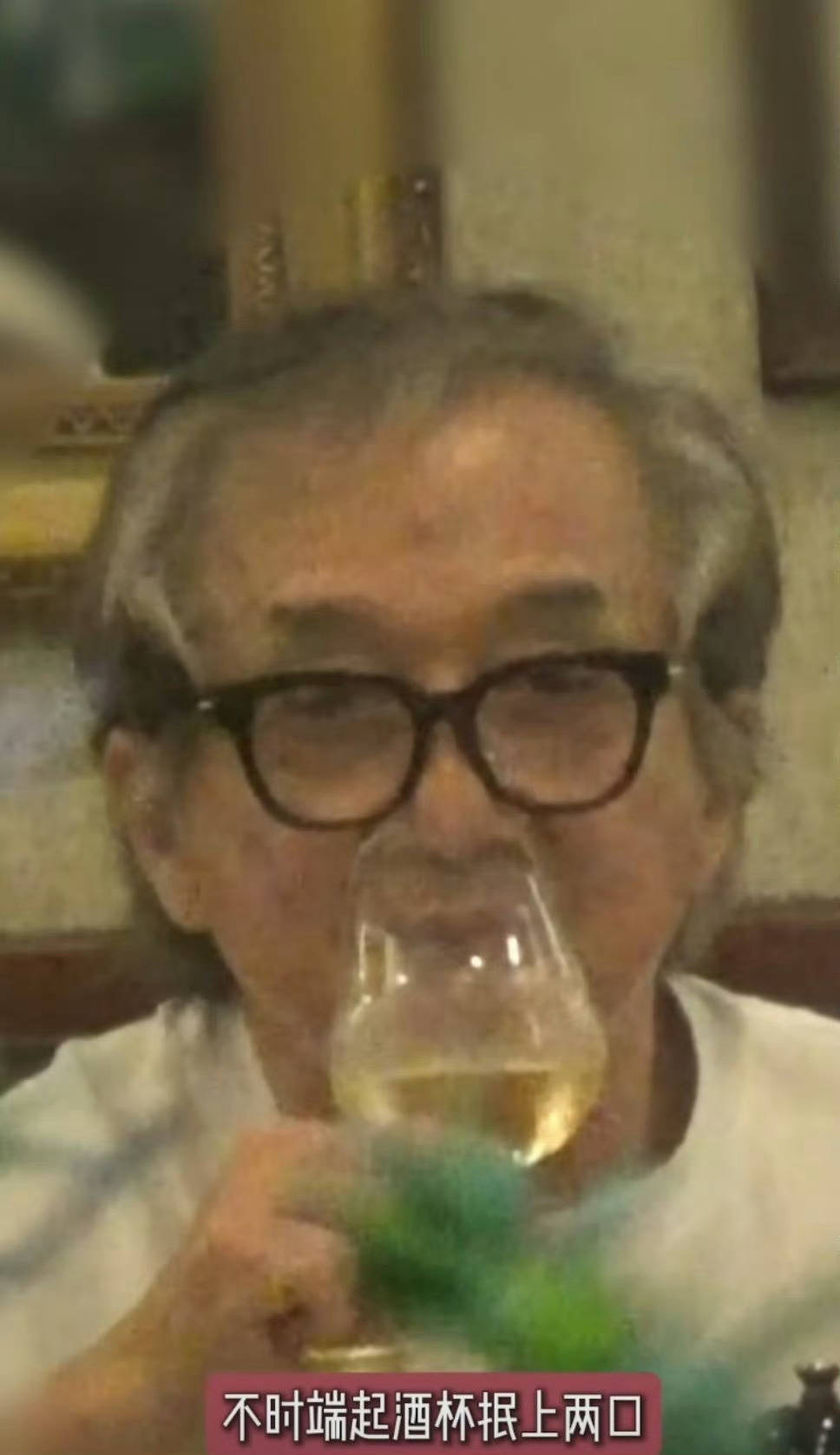 71岁成龙头发花白<strong></p>
<p>usdt溢价</strong>！谢贤交代后事张纪中出了车祸还得养家…慢慢老去的他们让人泪目