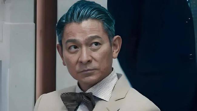 71岁成龙头发花白<strong></p>
<p>usdt溢价</strong>！谢贤交代后事张纪中出了车祸还得养家…慢慢老去的他们让人泪目