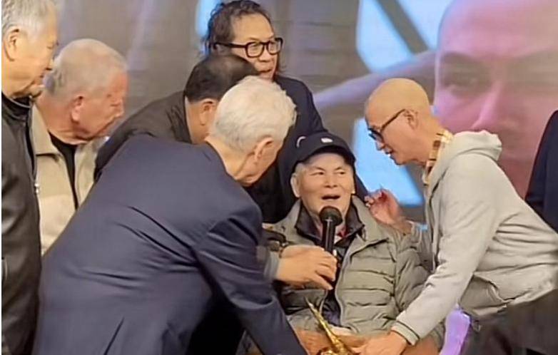 71岁成龙头发花白<strong></p>
<p>usdt溢价</strong>！谢贤交代后事张纪中出了车祸还得养家…慢慢老去的他们让人泪目